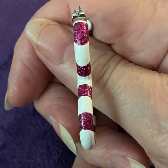 🆕Heart earrings brightly colored in white and purple stripes. NIB. - Picture 11 of 13